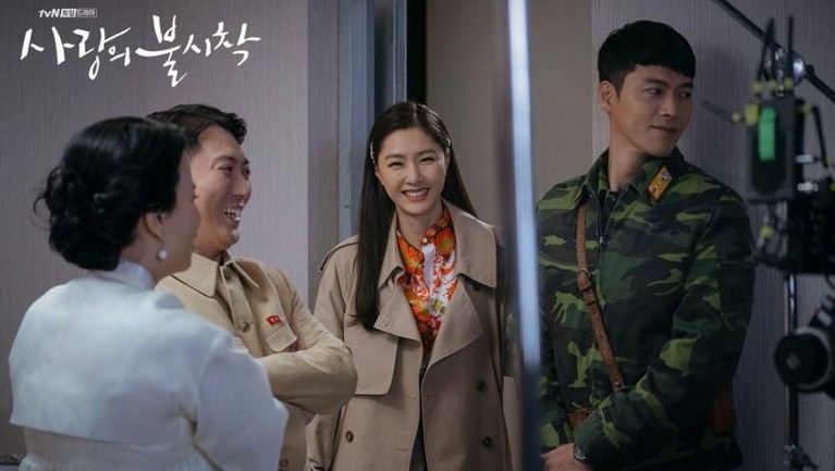 7 Momen Seru Bintang Crash Landing On You di Belakang Kamera Menjadi sorotan dan kontroversi, ini tujuh momen keseruan para pemain drama Korea Crash Landing On You di balik layar. Seperi apa keseruan mereka?