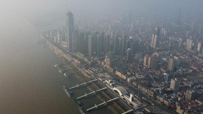 China akan mengizinkan pabrik yang memproduksi barang kebutuhan sehari-hari buka kembali walau masih ada virus corona.