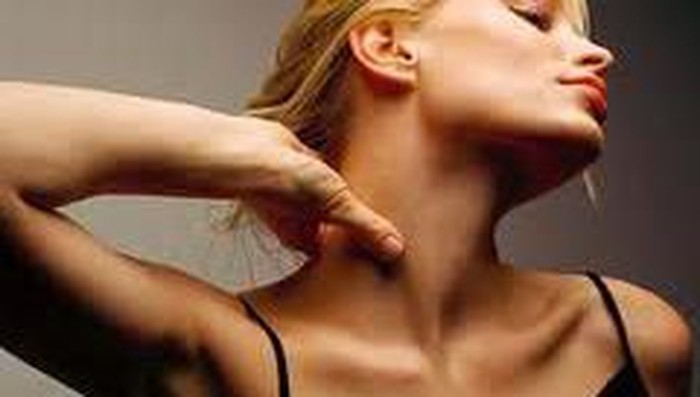 Tips Memutihkan Kulit Leher yang Menghitam