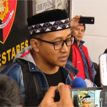 Wajah Lesu Teddy Menunggu Hasil Autopsi Lina Jubaedah