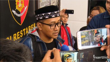 img-title Wajah Lesu Teddy Menunggu Hasil Autopsi Lina Jubaedah