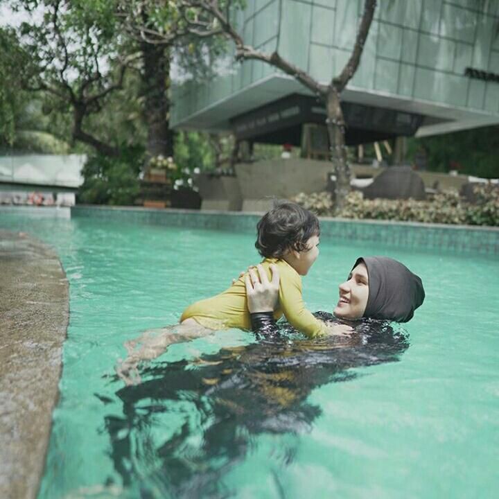 <span style="color: #222222; font-family: Arial, Helvetica, sans-serif; font-size: small;">Ternyata, Baby Freya enggak takut air ya, dari kecil sudah diajarkan berenang. (Foto: Instagram @dwihandaanda)</span>