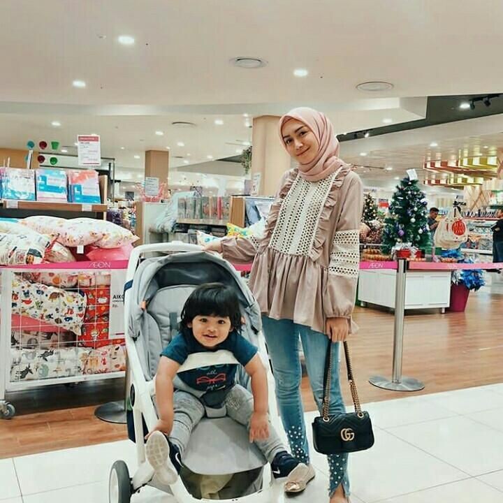 <span style="color: #222222; font-family: Arial, Helvetica, sans-serif; font-size: small;">Baim sudah gede, tapi kok tetap aja pakai stroller nih? He-he-he. (Foto: Instagram @melodyprima)</span>