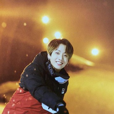 Jungkook BTS Senyum Semringah Dapat Hadiah dari SUGA