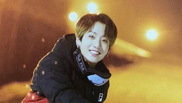 Jungkook BTS Senyum Semringah Dapat Hadiah dari SUGA