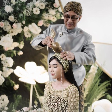 7 Potret Pengajian dan Siraman Isyana Sarasvati Jelang Menikah