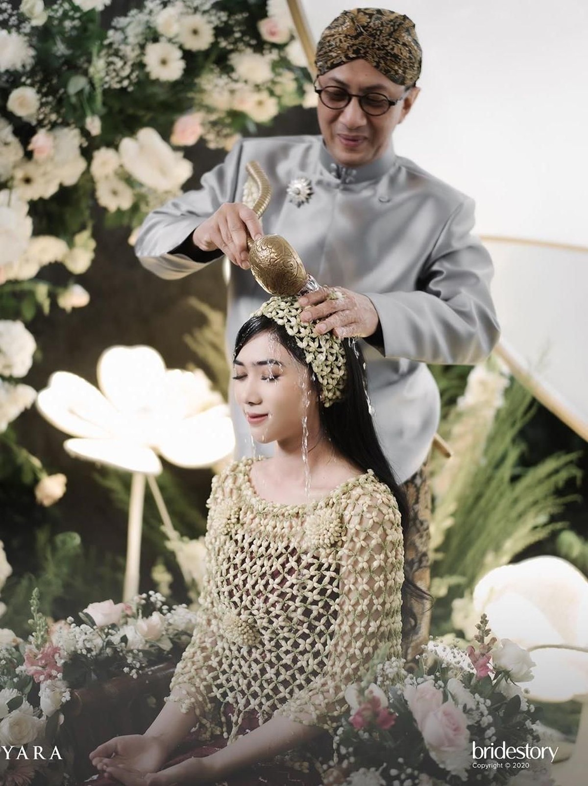 Isyana Sarasvati menggelar acara siraman dan pengajian jelang pernikahan dengan Rayhan Maditra&period;