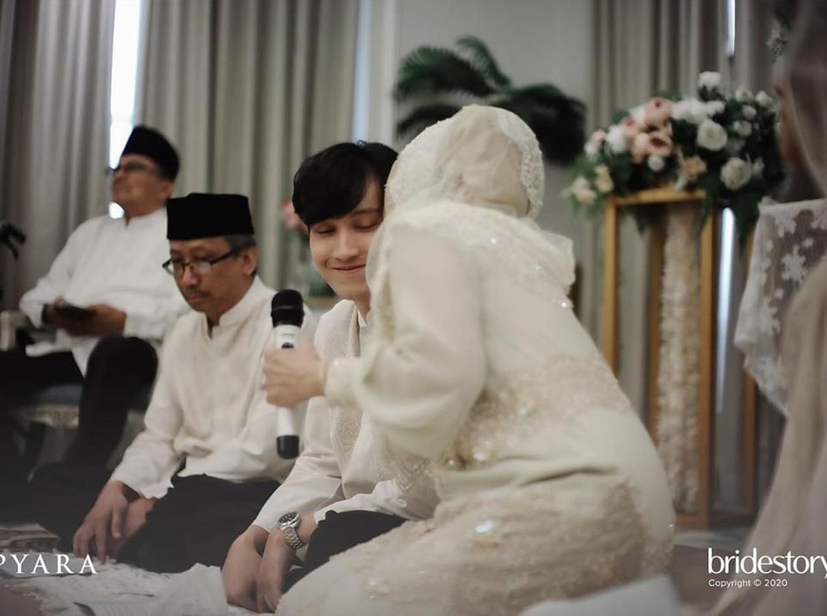 Isyana Sarasvati menggelar acara siraman dan pengajian jelang pernikahan dengan Rayhan Maditra&period;