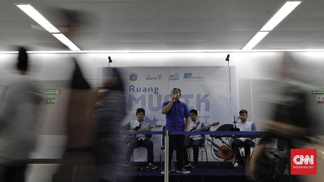 Sejumlah pengamen dari Institut Musik Jalanan mendapat lisensi untuk bisa tampil di ruang publik. Musisi lain menganggap karya lebih utama.