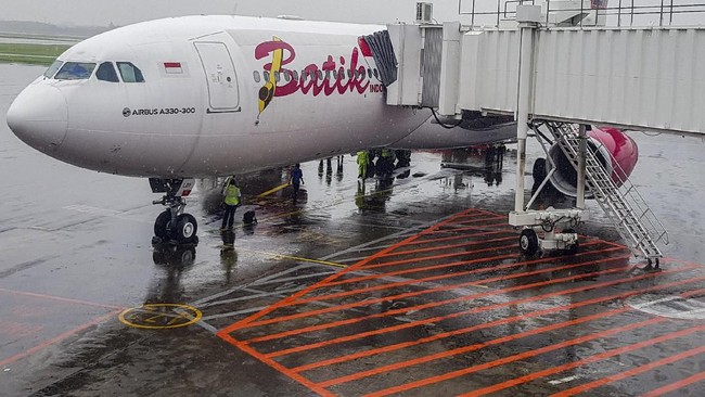 Batik Air mengungkapkan perubahan jadwal pesawat yang menyebabkan Ari Lasso ketinggalan pesawat dari Singapura karena cuaca buruk.