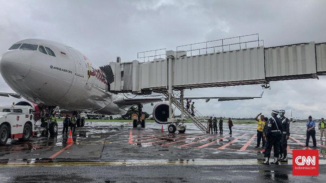 WNI dari Wuhan Transit Satu Jam di Batam sebelum ke Natuna Kantor Kesehatan Pelabuhan Kelas I Batam mengatakan evakuasi ratusan WNI dari Wuhan hanya transit maksimal satu jam di Batam.