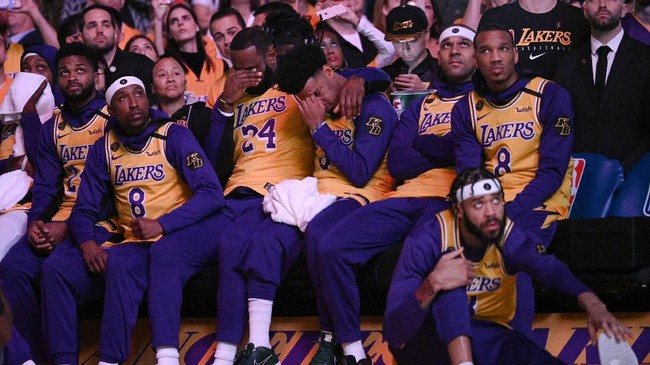 Dua pemain klub NBA Los Angeles Lakers diketahui positif corona setelah melakukan tes di tempat latihan tim pada Kamis (19/3).