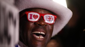 FOTO: Sorak Sorai dan Air Mata Warga Inggris Sambut Brexit