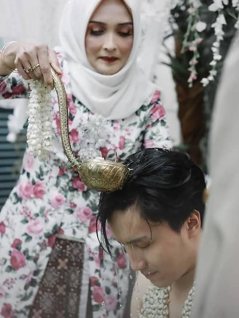 Isyana Sarasvati menggelar acara siraman dan pengajian jelang pernikahan dengan Rayhan Maditra.