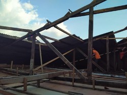 Angin Kencang Terbangkan Atap SD di Padang Sumbar