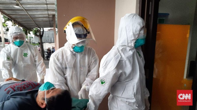 Warga Desa Cikuak dipulangkan pihak RSUD Waled Cirebon setelah dinyatakan negatif terinfeksi virus corona.