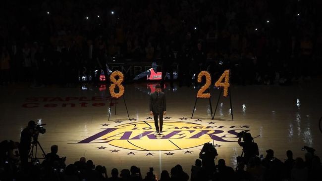 Hari ini tepat satu tahun legenda basket dunia, Kobe Bryant berpulang akibat kecelakaan helikopter di California.