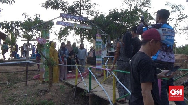 Warga desa mengubah bekas tempat tinggal sementara karena gempa menjadi Wisata Puncak Selumena.