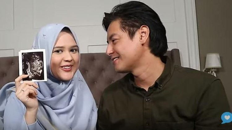 Cut Meyriska hamil anak pertamanya dengan Roger Danuarta. Roger yang sangat senang mendengar kabar ini tidak kuasa menahan tangis. Simak ceritanya berikut ini.