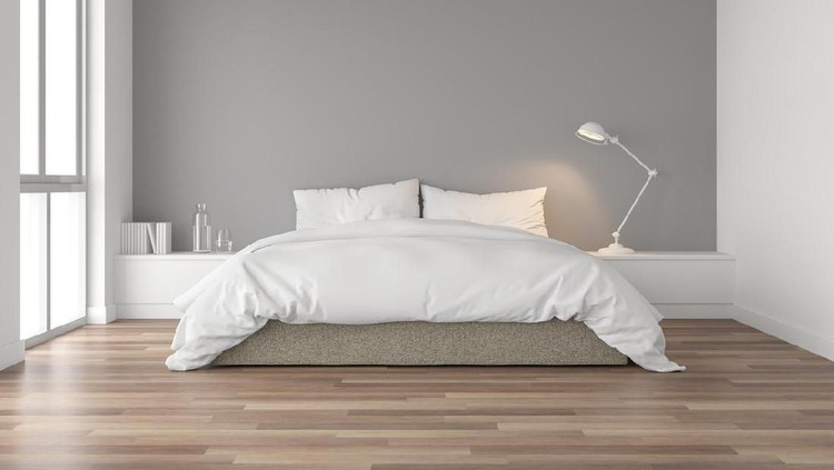 Kamar tidur berkonsep minimalis artinya tidak memiliki banyak barang dekorasi. Ruangan terlihat bersih tanpa banyak barang. Lihat tips dekorasinya di sini, Bun.