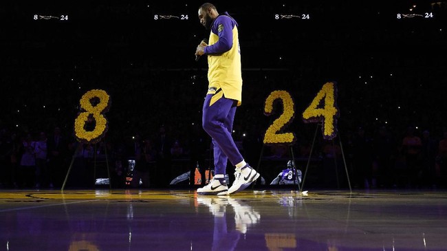 Los Angeles Lakers tak akan membuat upacara khusus memperingati setahun kematian legenda Kobe Bryant yang tewas dalam kecelakaan helikopter.