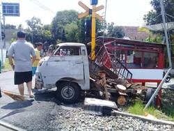 Pikap Tertabrak Kereta, 2 Penumpang Luka Berat 3 Perjalanan KA Terganggu