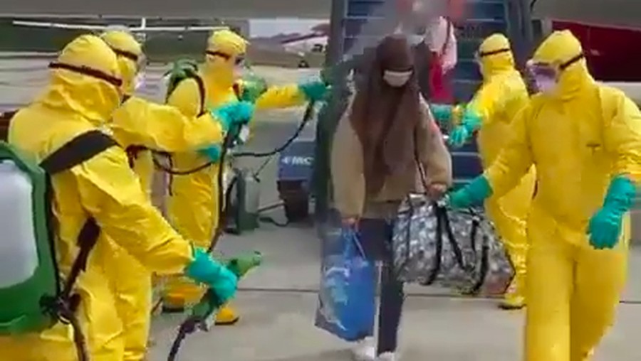 Tiba di batam, WNI dari Wuhan disemprot cairan disinfektan oleh petugas kesehatan.