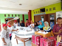 Korban Banjir Jati Asih Dapat Bantuan Baju hingga Alat Kebersihan