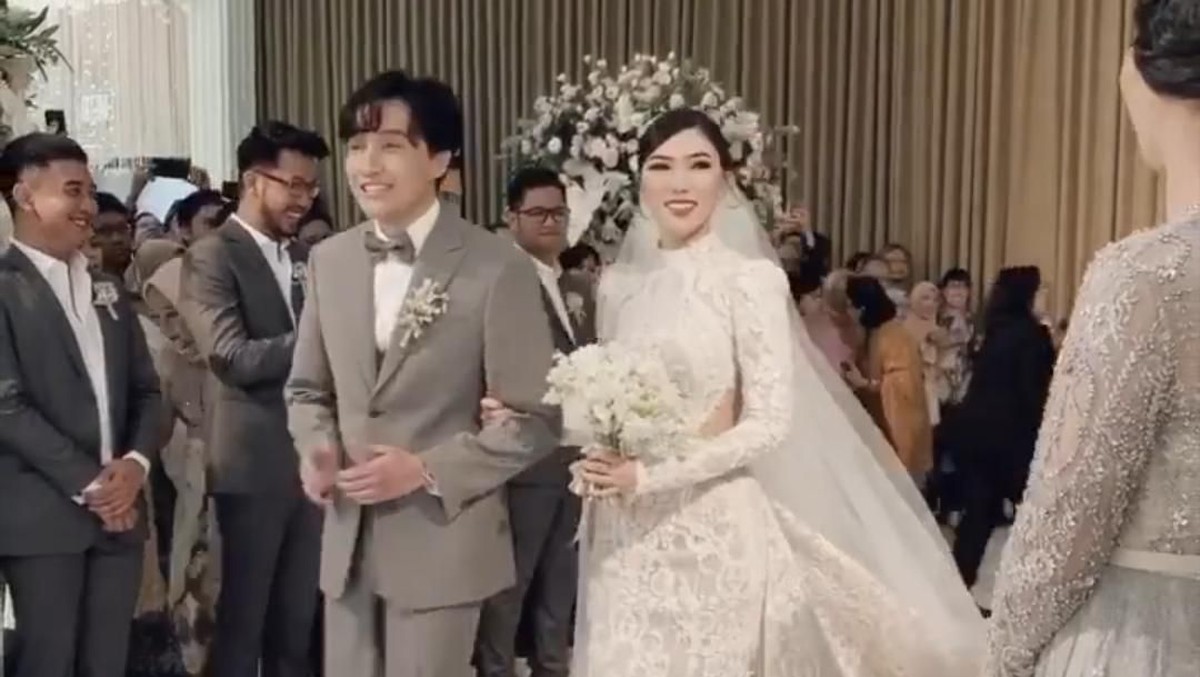 Isyana Sarasvati resmi menikah dengan Rayhan Maditra pada hari Minggu &lpar;2&sol;2&rpar; kemarin&period; Simak lagi momen kebahagiaan mereka yuk&excl;