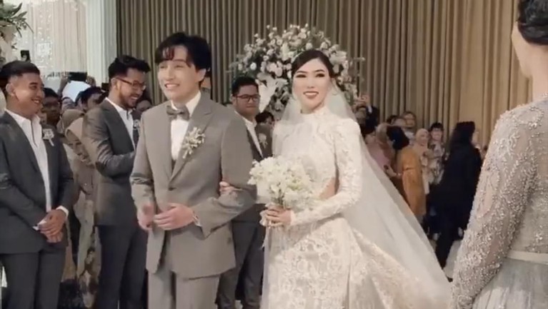 7 Momen Pernikahan Isyana Sarasvati dengan Rayhan Maditra - Foto 1