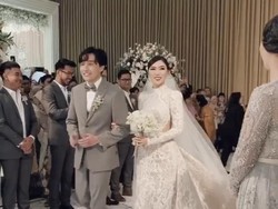 Anggunnya Isyana Sarasvati Pakai Gaun Backless dan Duet Bareng Rayhan