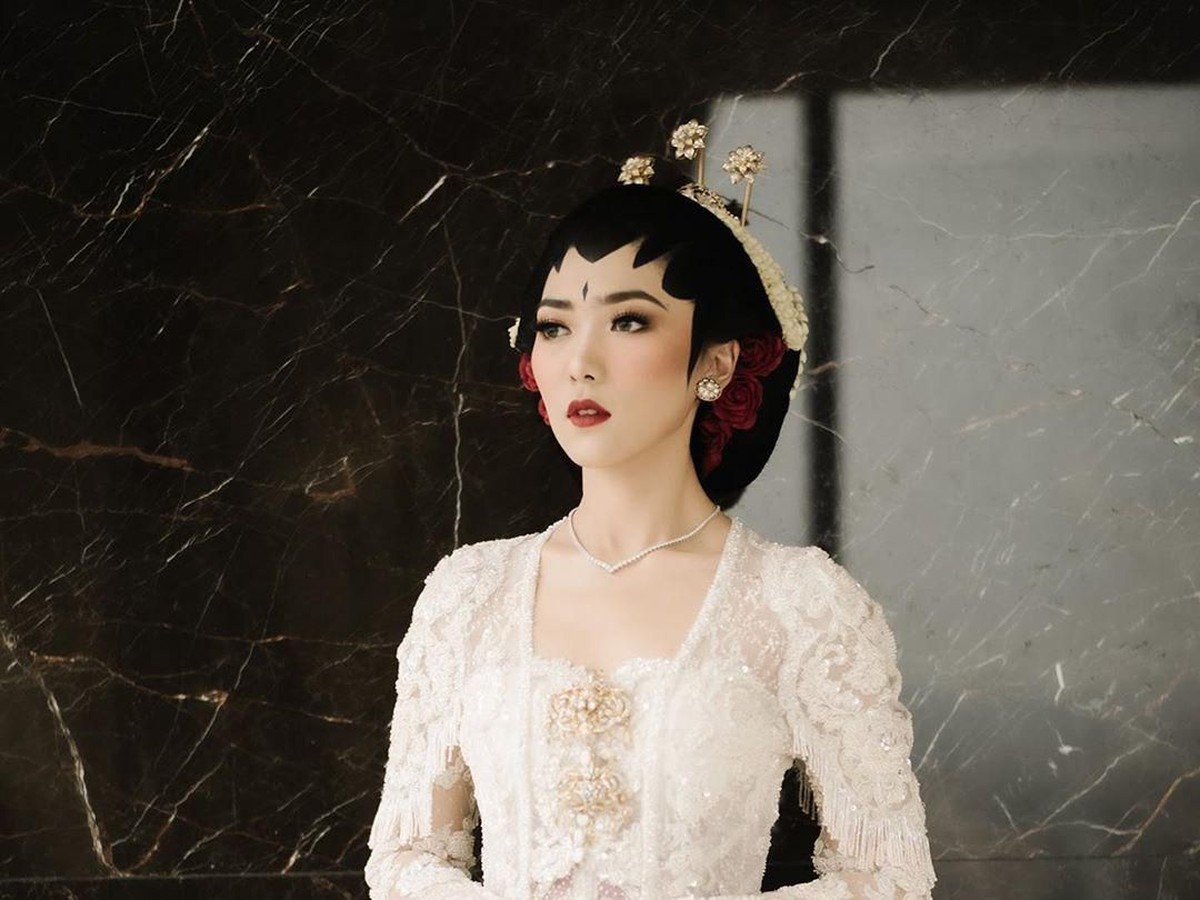 Isyana Sarasvati resmi menikah dengan Rayhan Maditra pada hari Minggu &lpar;2&sol;2&rpar; kemarin&period; Simak lagi momen kebahagiaan mereka yuk&excl;