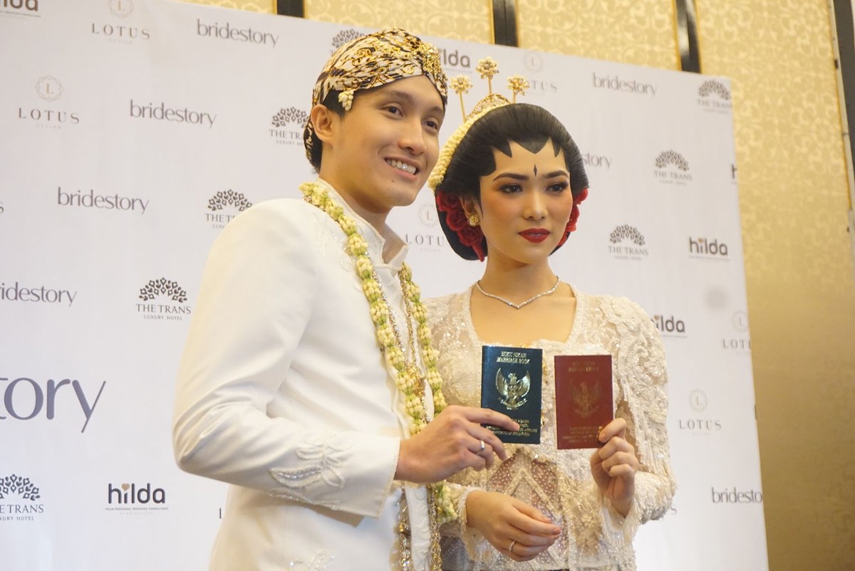 Isyana Sarasvati resmi menikah dengan Rayhan Maditra pada hari Minggu &lpar;2&sol;2&rpar; kemarin&period; Simak lagi momen kebahagiaan mereka yuk&excl;