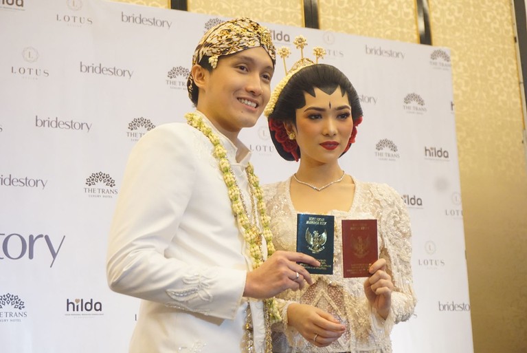 Isyana Sarasvati resmi menikah dengan Rayhan Maditra pada hari Minggu (2/2) kemarin. Simak lagi momen kebahagiaan mereka yuk!
