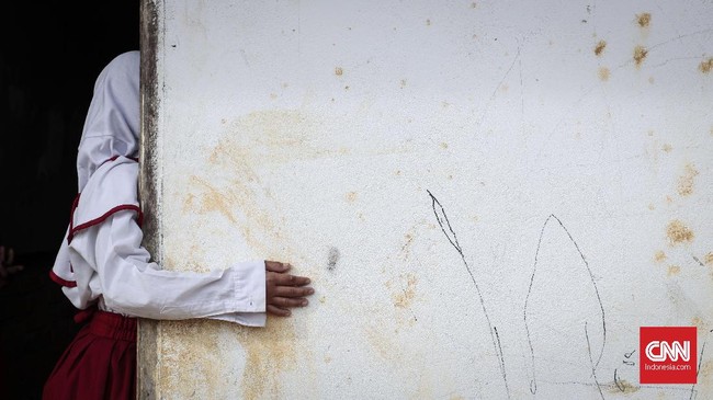 Dinas Pendidikan Buton telah menghentikan sementara oknum guru yang menghukum belasan siswa SD memakan sampah.