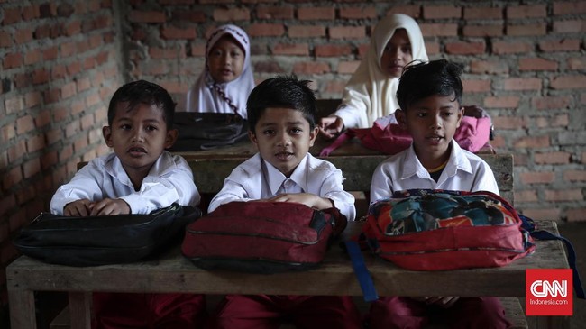 Tiga sekolah di Ambon disegel pemilik tanah lantaran Pemkot Ambon belum membayar ganti rugi lahan. Puluhan siswa dan guru terlantar tak bisa melakukan KBM.