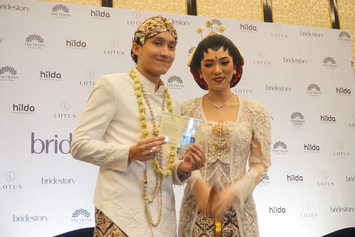 Isyana Sarasvati resmi menikah dengan Rayhan Maditra pada hari Minggu &lpar;2&sol;2&rpar; kemarin&period; Simak lagi momen kebahagiaan mereka yuk&excl;