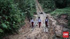 Lintas Jurang dan Malam Tanpa Listrik di Sekolah Marginal