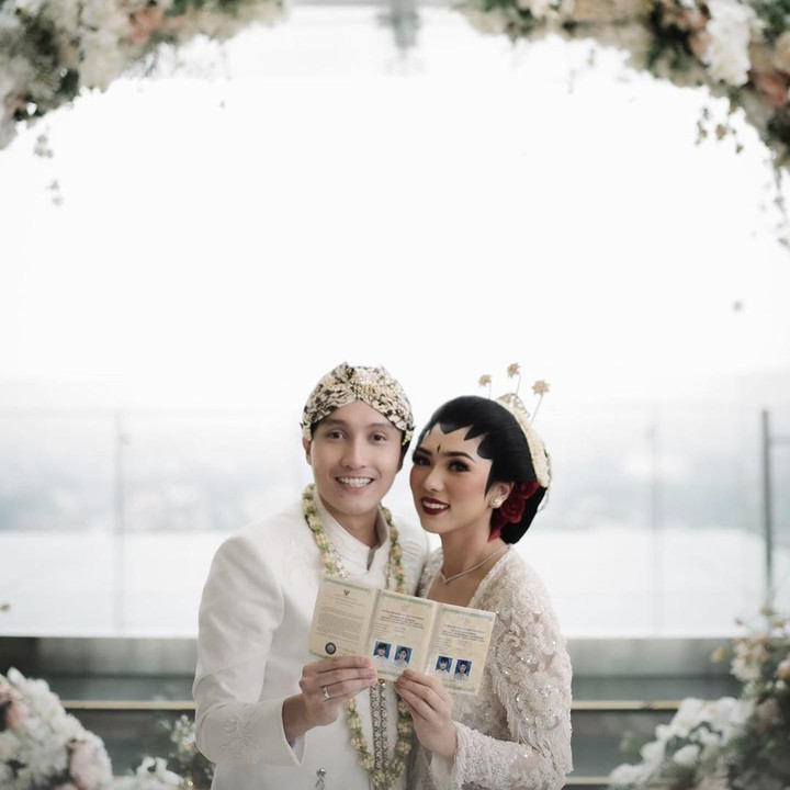 <p>Usai menjalin kasih selama kurang lebih 12 tahun, Rayhan memutuskan untuk melamar Isyana. Keduanya pun resmi menikah pada tahun 2020 lalu. (Foto: Instagram @thebridestory)</p>