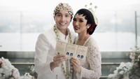 <p>Usai menjalin kasih selama kurang lebih 12 tahun, Rayhan memutuskan untuk melamar Isyana. Keduanya pun resmi menikah pada tahun 2020 lalu. (Foto: Instagram @thebridestory)</p>