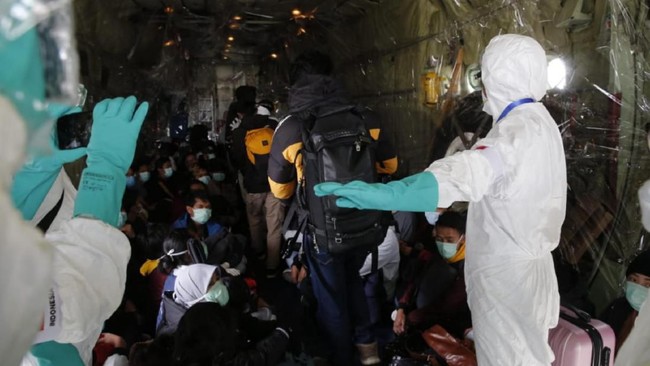 Pemerintah resmi melarang WN China untuk masuk ke Indonesia hingga korban tewas virus corona yang mencapai 304 orang mengisi kabar internasional, Senin (3/2).
