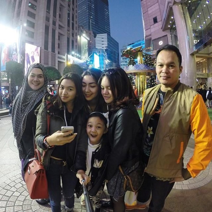 Sebelum menikah lagi dengan Jennifer Dunn, Faisal Harris memang suka menghabiskan waktu bersama anak-anaknya. Mereka sering traveling bareng, Bunda. (Foto: Instagram @shabinamecca)