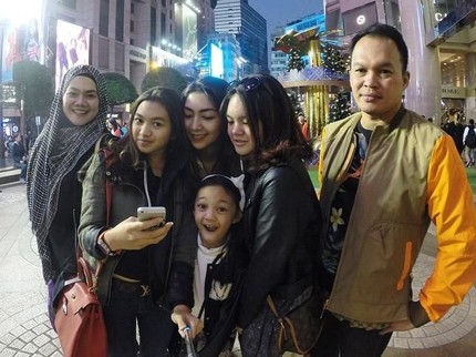 Melihat Lagi 7 Momen Manis Faisal Haris Bersama Keempat Anak Gadisnya