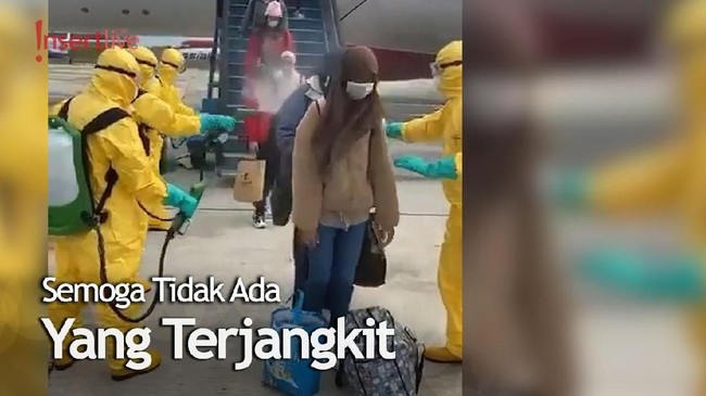 Evakuasi WNI Wuhan Tiba di Indonesia Disemprot Disinfektan