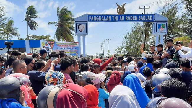 Warga Natuna Demo Adang Kedatangan Wni Dari Wuhan
