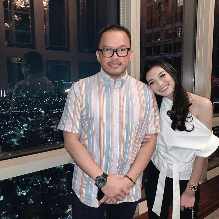 Selain Shafa, Shakila juga tampak mengunggah foto yang menggandeng erat tangan ayahnya dan menuliskan caption, 'My king, my forever love'. (Foto: Instagram @shakillaastari)