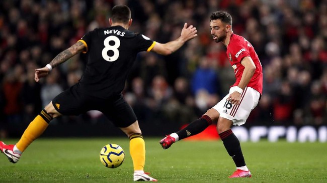 Kartu kuning dan kegagalan Manchester United meraih kemenangan mewarnai debut gelandang Bruno Fernandes membela Red Devils.