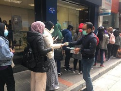 Cegah Virus Corona, BNI Hongkong Bagi-bagi Masker untuk WNI