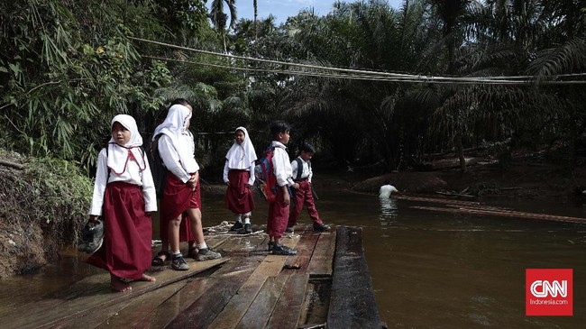 Guru dan siswa selalu kepayahan sesampainya di sekolah marginal. Mereka harus melintasi sungai dan jalan bertanah lempung. Jika hujan deras, sekolah libur.