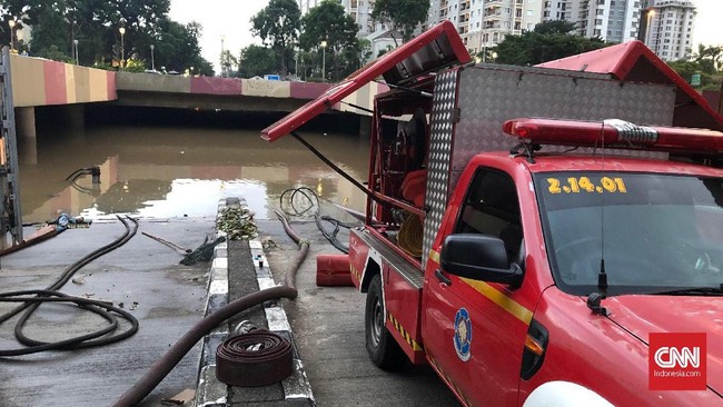 Pemprov DKI mengerahkan 14 unit pompa untuk menanggulangi banjir di underpass Kemayoran. Pada Senin (3/2) ketinggian air terpantau masih 1,5 meter.